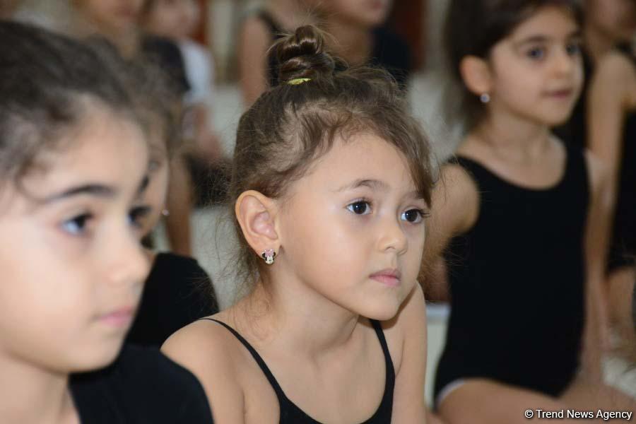 Bədii gimnastika üzrə Azərbaycan milli komandasının üzvləri gənc idmançılarla görüşüblər (FOTO)