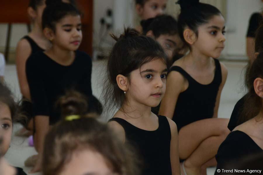 Bədii gimnastika üzrə Azərbaycan milli komandasının üzvləri gənc idmançılarla görüşüblər (FOTO)