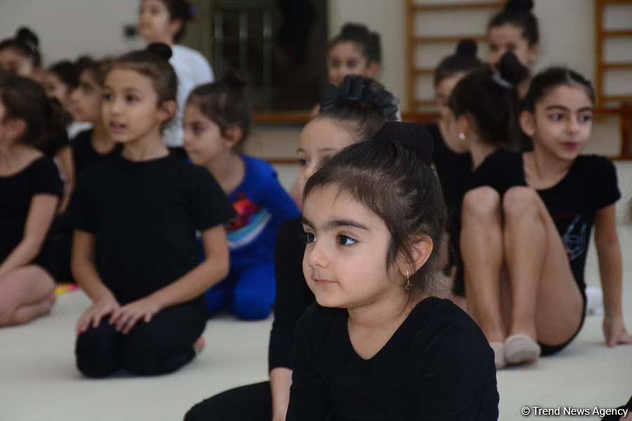 Bədii gimnastika üzrə Azərbaycan milli komandasının üzvləri gənc idmançılarla görüşüblər (FOTO)