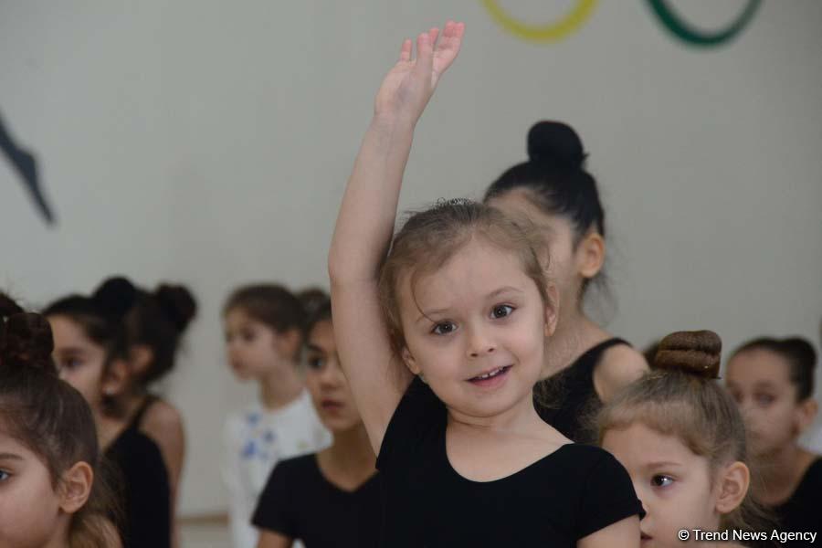 Bədii gimnastika üzrə Azərbaycan milli komandasının üzvləri gənc idmançılarla görüşüblər (FOTO)