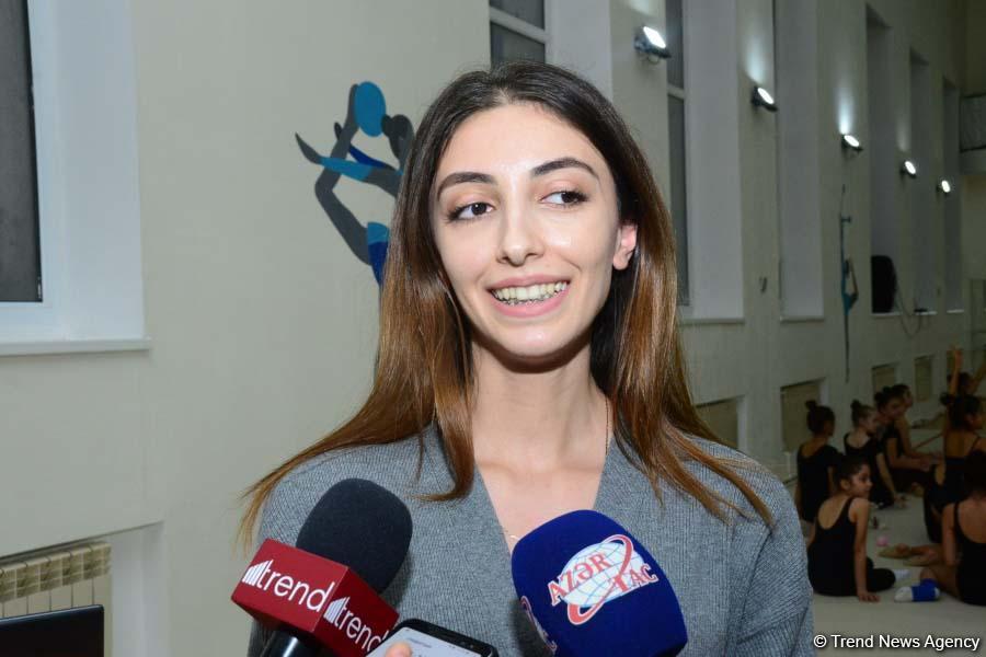 Bədii gimnastika üzrə Azərbaycan milli komandasının üzvləri gənc idmançılarla görüşüblər (FOTO)