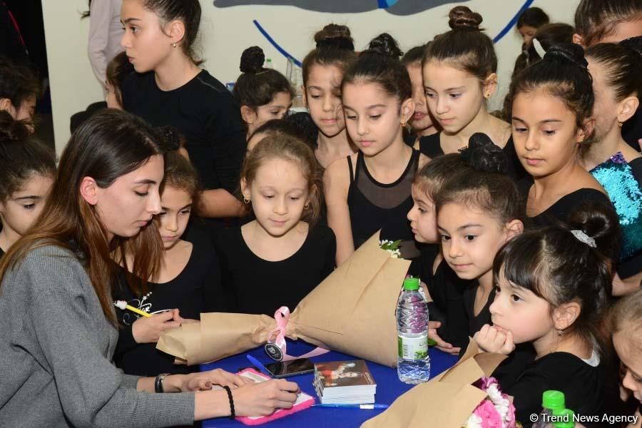 Bədii gimnastika üzrə Azərbaycan milli komandasının üzvləri gənc idmançılarla görüşüblər (FOTO)