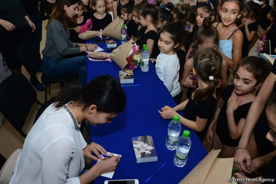 Bədii gimnastika üzrə Azərbaycan milli komandasının üzvləri gənc idmançılarla görüşüblər (FOTO)