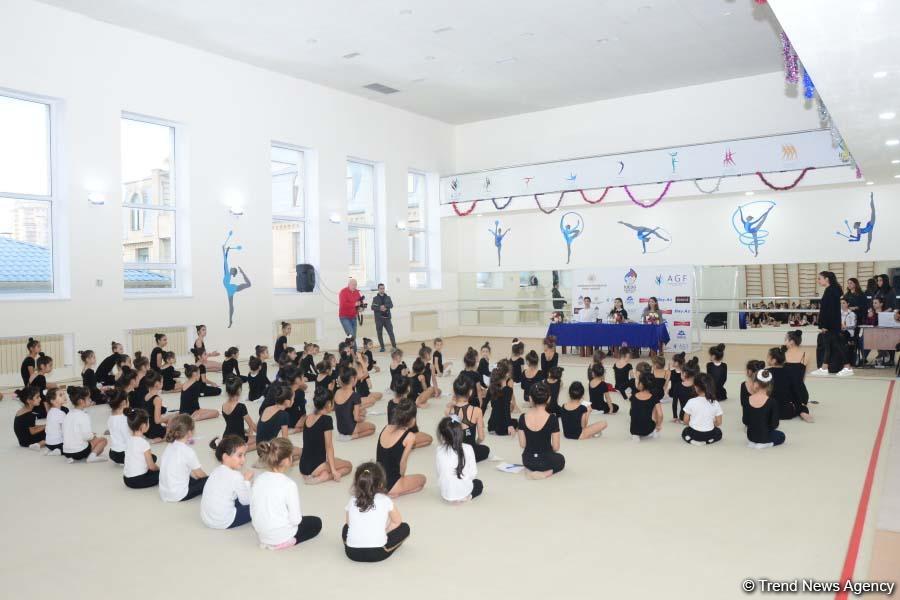 Bədii gimnastika üzrə Azərbaycan milli komandasının üzvləri gənc idmançılarla görüşüblər (FOTO)