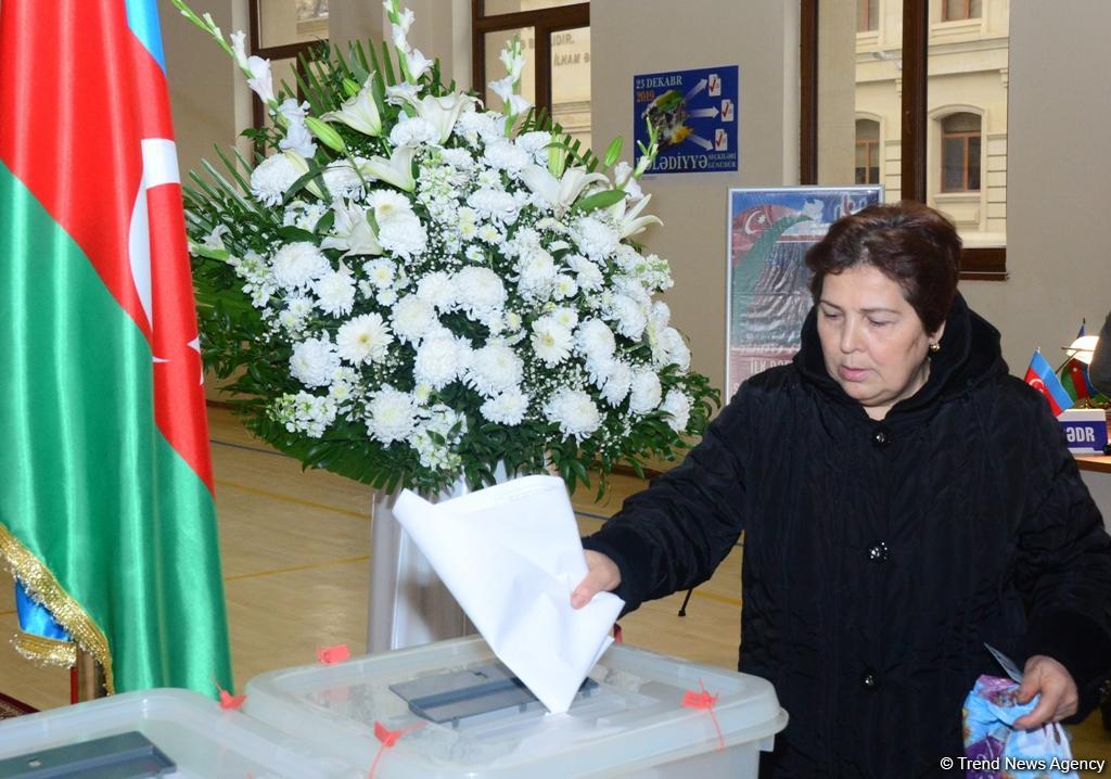 Azərbaycan xalqı bələdiyyə seçkilərində səs verir (FOTOREPORTAJ)