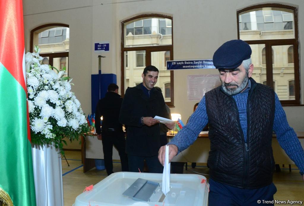 Azərbaycan xalqı bələdiyyə seçkilərində səs verir (FOTOREPORTAJ)