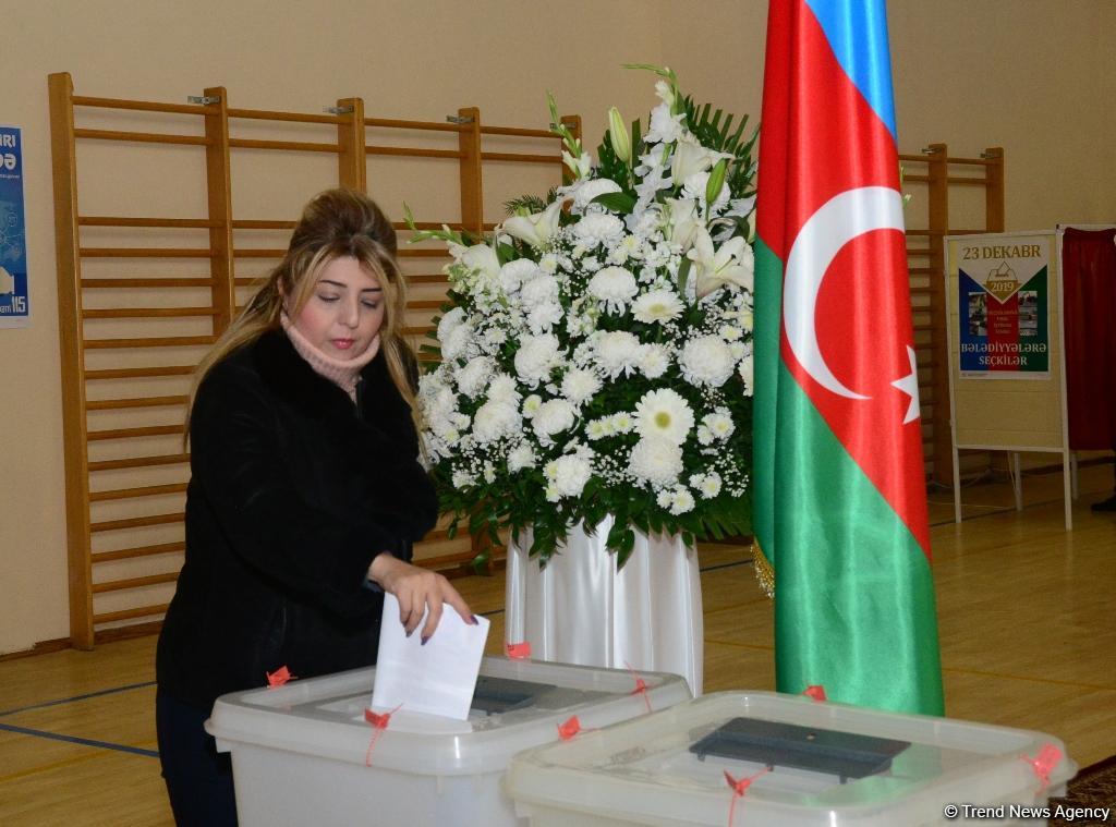 Azərbaycan xalqı bələdiyyə seçkilərində səs verir (FOTOREPORTAJ)