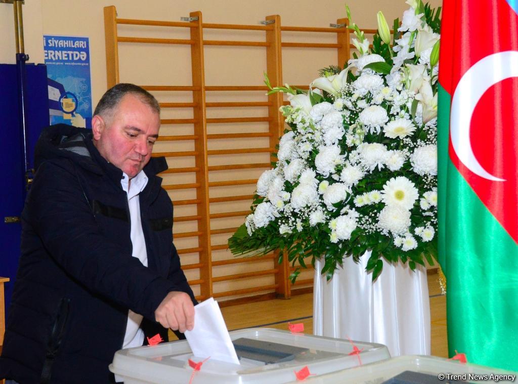 Azərbaycan xalqı bələdiyyə seçkilərində səs verir (FOTOREPORTAJ)