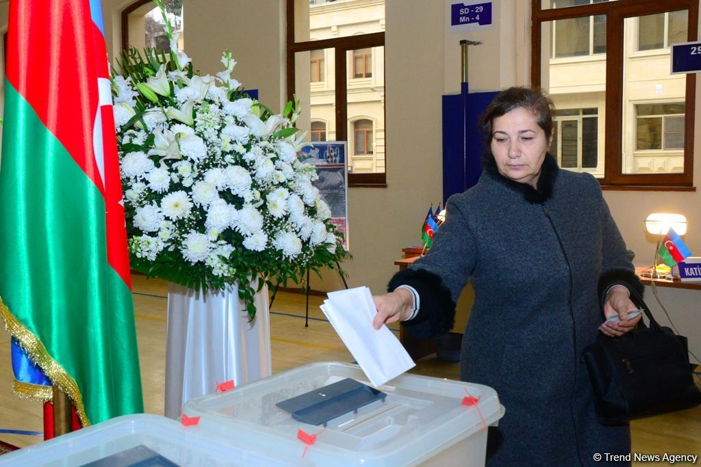 Azərbaycan xalqı bələdiyyə seçkilərində səs verir (FOTOREPORTAJ)