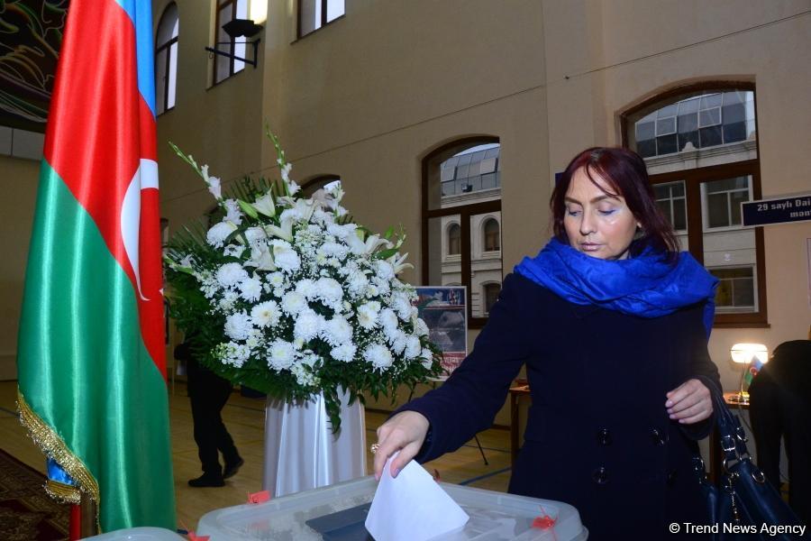 Azərbaycan xalqı bələdiyyə seçkilərində səs verir (FOTOREPORTAJ)