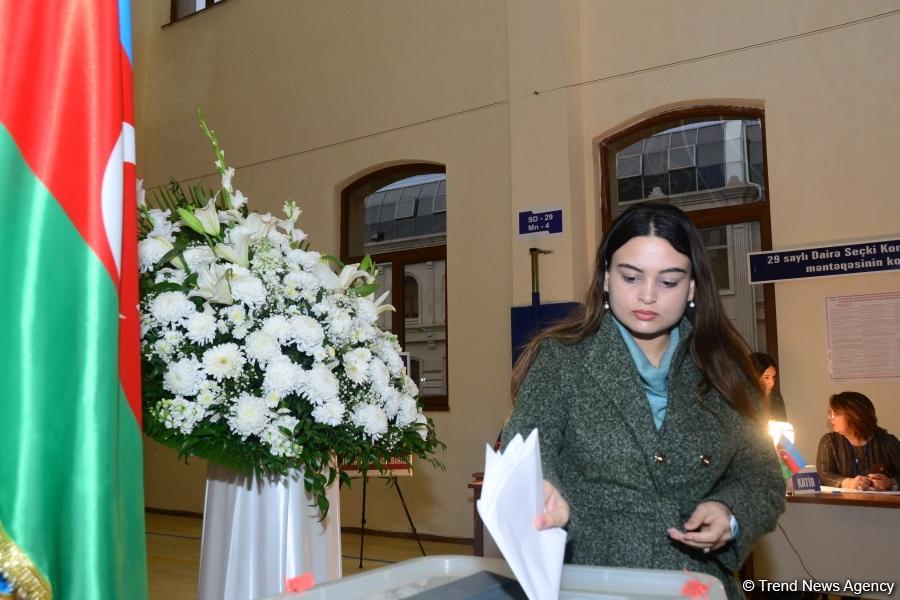 Azərbaycan xalqı bələdiyyə seçkilərində səs verir (FOTOREPORTAJ)