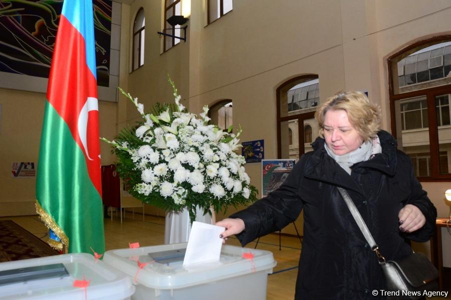 Azərbaycan xalqı bələdiyyə seçkilərində səs verir (FOTOREPORTAJ)