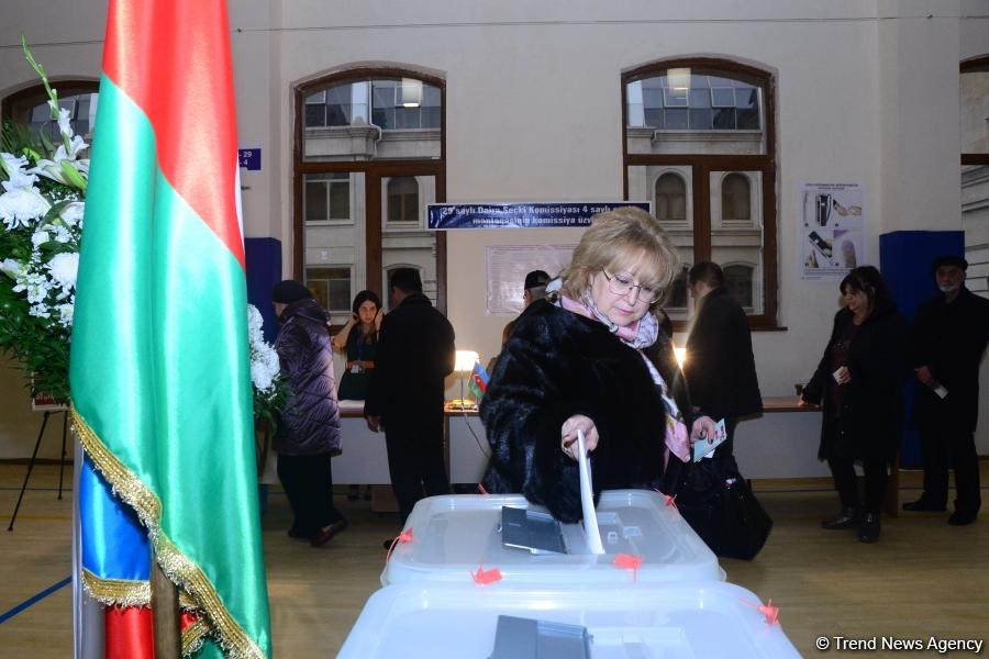 Azərbaycan xalqı bələdiyyə seçkilərində səs verir (FOTOREPORTAJ)