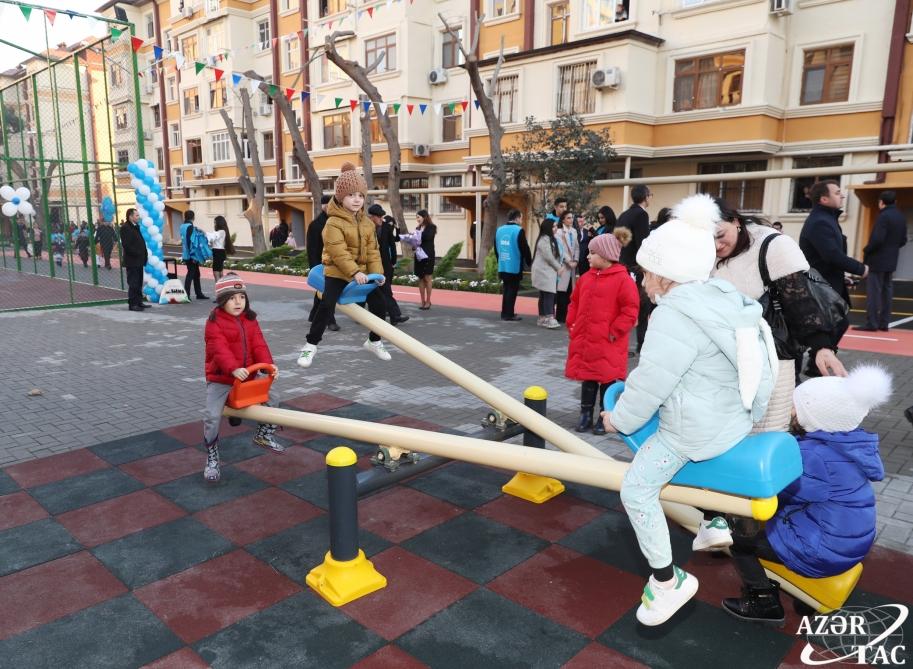 Heydər Əliyev Fondunun vitse-prezidenti Leyla Əliyeva Binəqədidə abadlaşdırılan həyətin açılışında iştirak edib (FOTO)