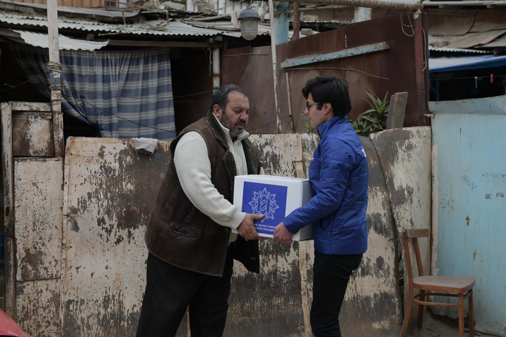 Heydər Əliyev Fondunun təşəbbüsü ilə aztəminatlı ailələrə bayram sovqatları verilir (FOTO)