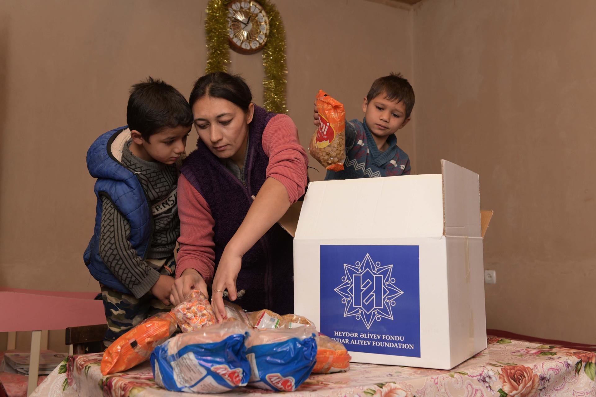 Heydər Əliyev Fondunun təşəbbüsü ilə aztəminatlı ailələrə bayram sovqatları verilir (FOTO)