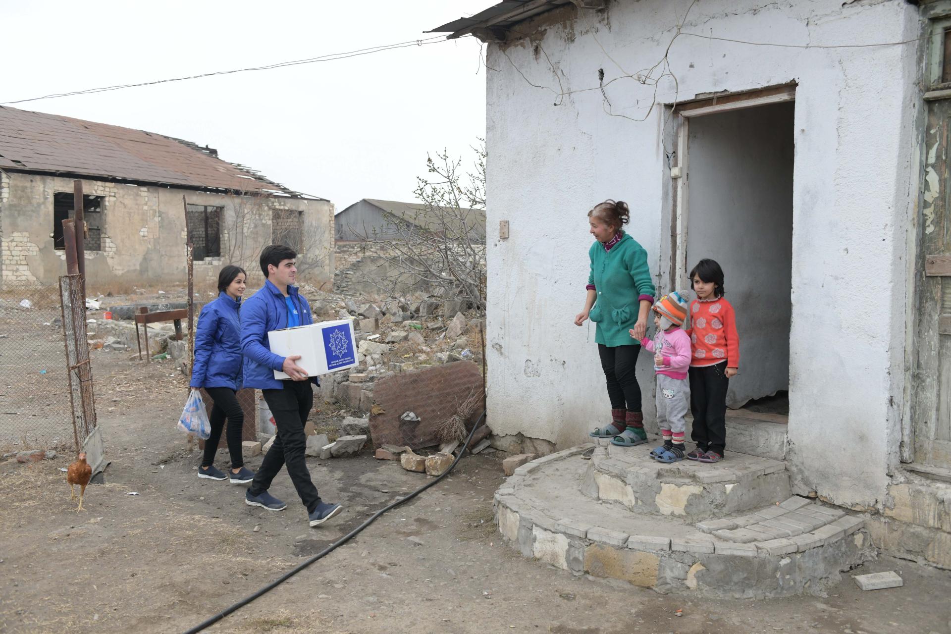 Heydər Əliyev Fondunun təşəbbüsü ilə aztəminatlı ailələrə bayram sovqatları verilir (FOTO)