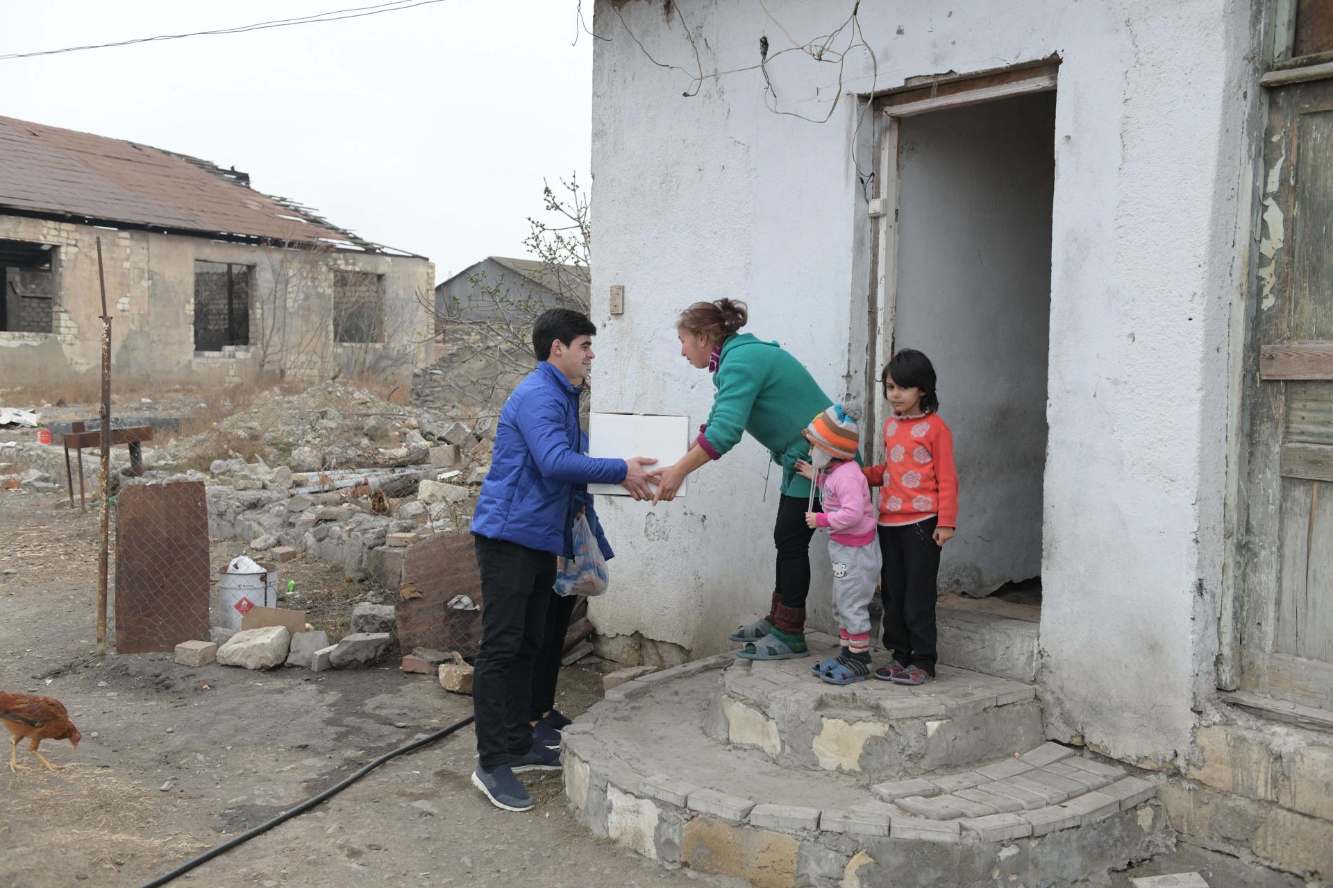 Heydər Əliyev Fondunun təşəbbüsü ilə aztəminatlı ailələrə bayram sovqatları verilir (FOTO)