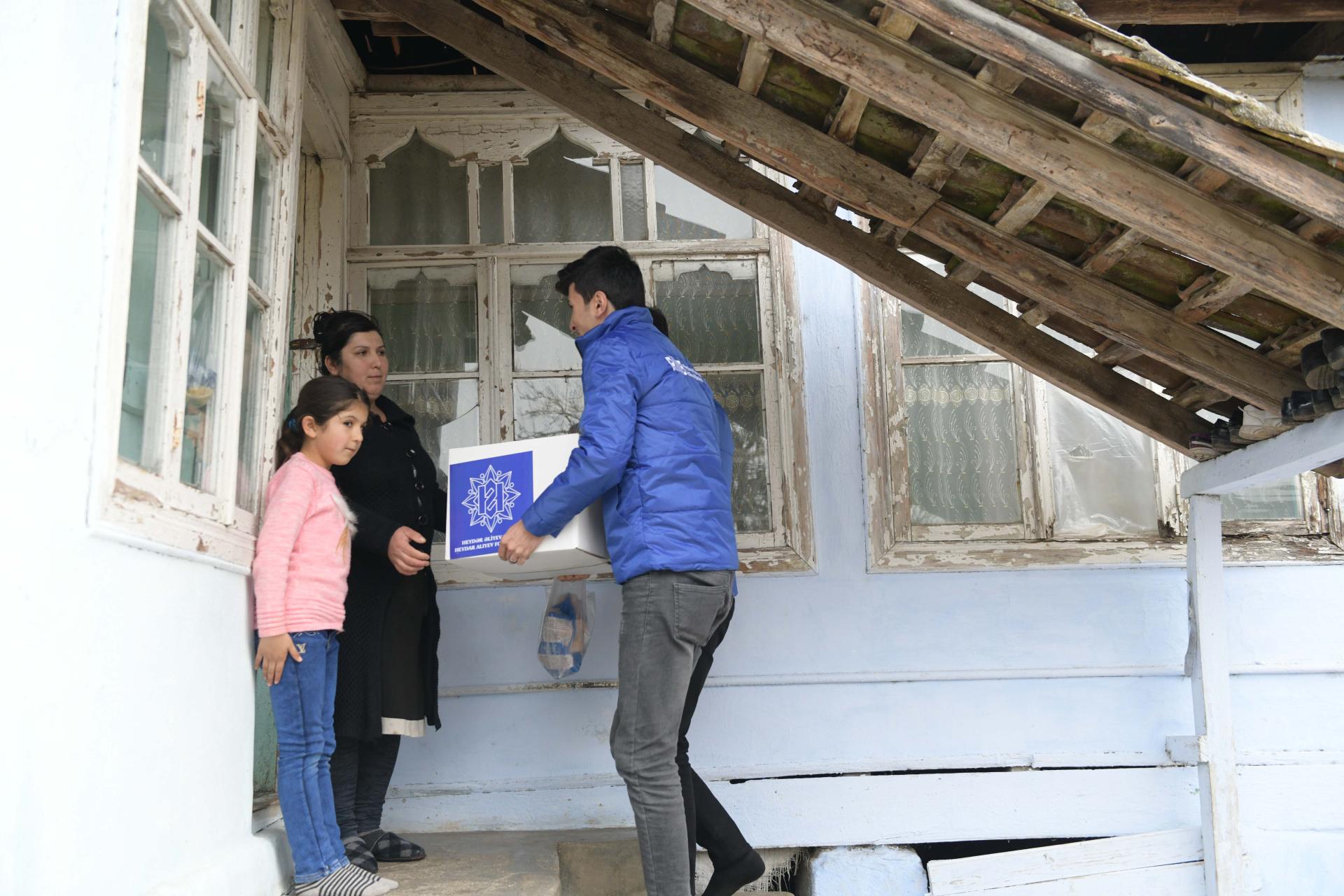 Heydər Əliyev Fondunun təşəbbüsü ilə aztəminatlı ailələrə bayram sovqatları verilir (FOTO)