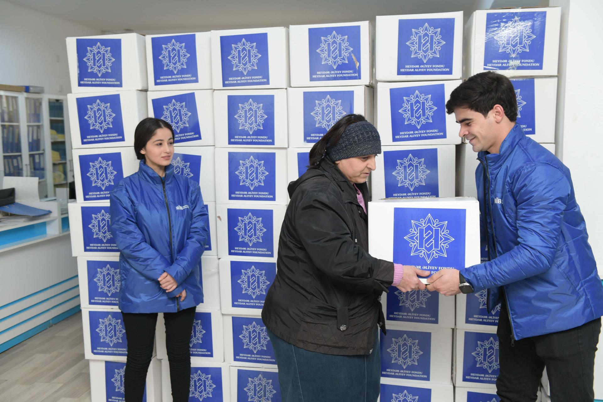 Heydər Əliyev Fondunun təşəbbüsü ilə aztəminatlı ailələrə bayram sovqatları verilir (FOTO)