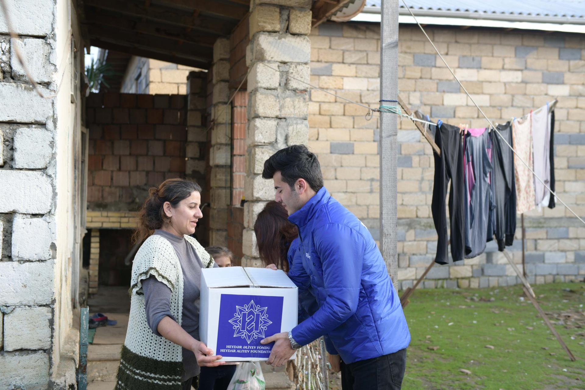 Heydər Əliyev Fondunun təşəbbüsü ilə aztəminatlı ailələrə bayram sovqatları verilir (FOTO)