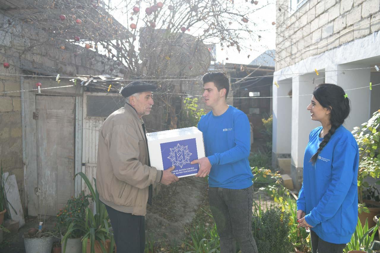 Heydər Əliyev Fondunun təşəbbüsü ilə aztəminatlı ailələrə bayram sovqatları verilir (FOTO)