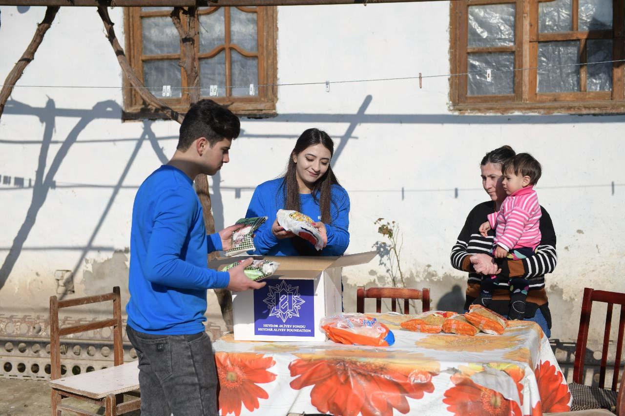 Heydər Əliyev Fondunun təşəbbüsü ilə aztəminatlı ailələrə bayram sovqatları verilir (FOTO)