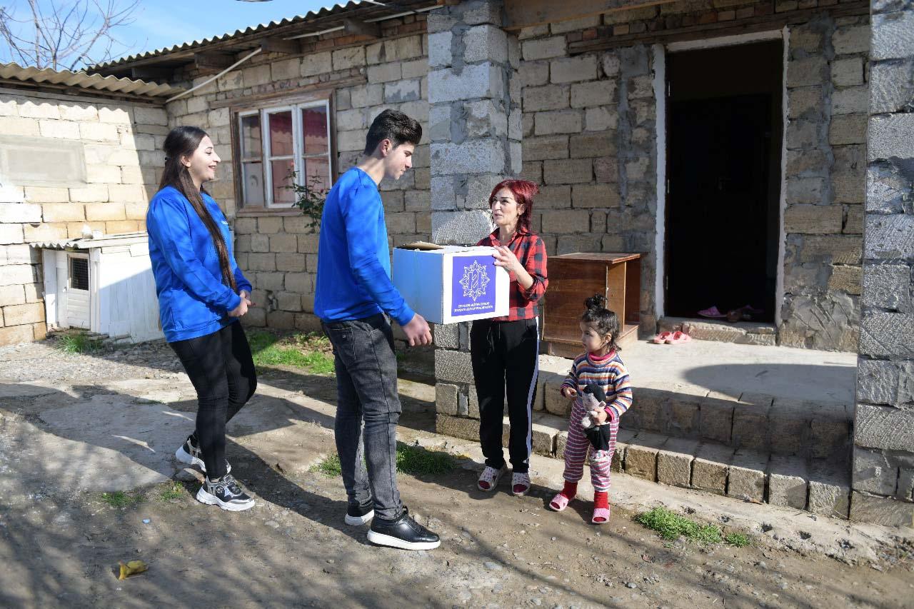 Heydər Əliyev Fondunun təşəbbüsü ilə aztəminatlı ailələrə bayram sovqatları verilir (FOTO)