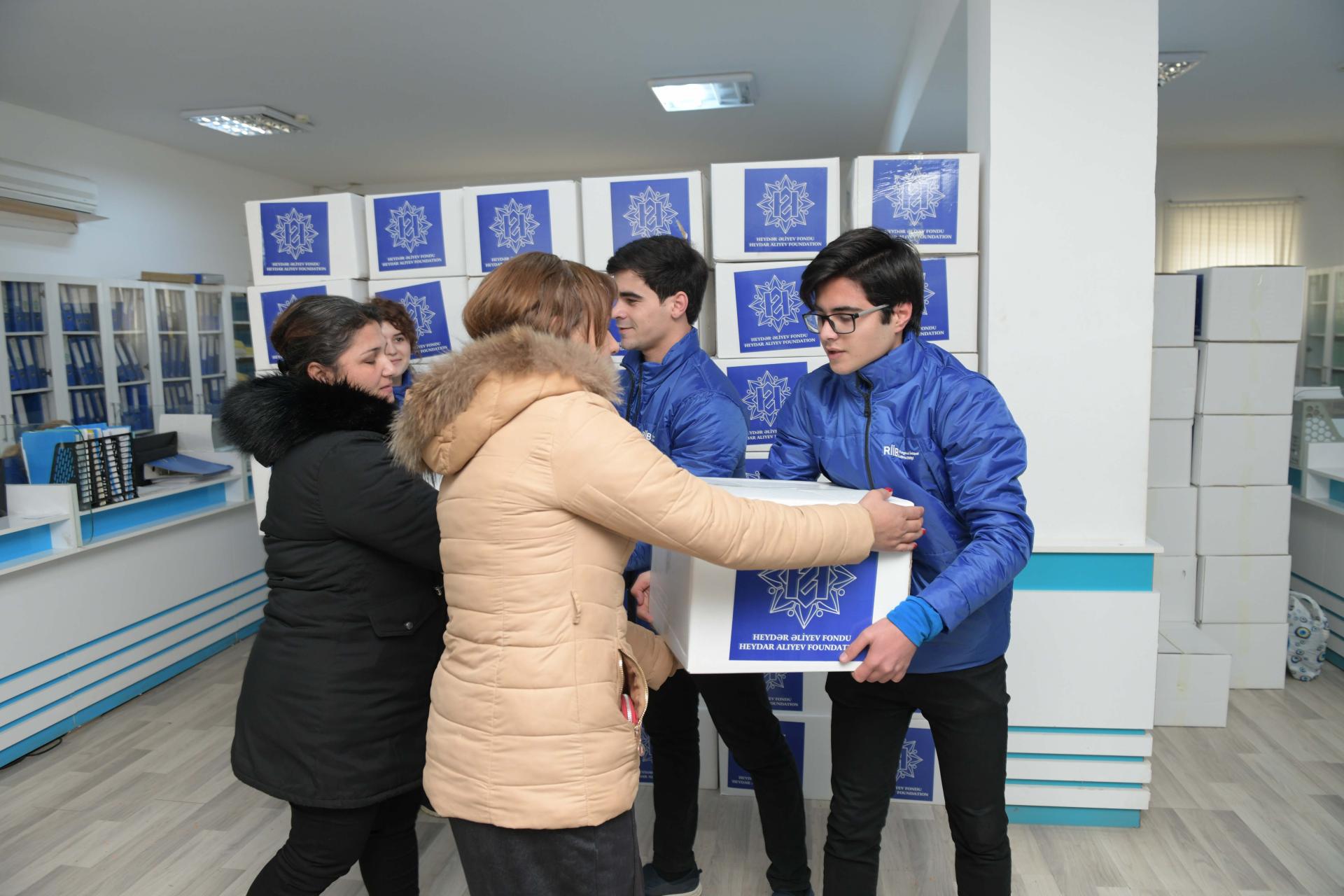 Heydər Əliyev Fondunun təşəbbüsü ilə aztəminatlı ailələrə bayram sovqatları verilir (FOTO)