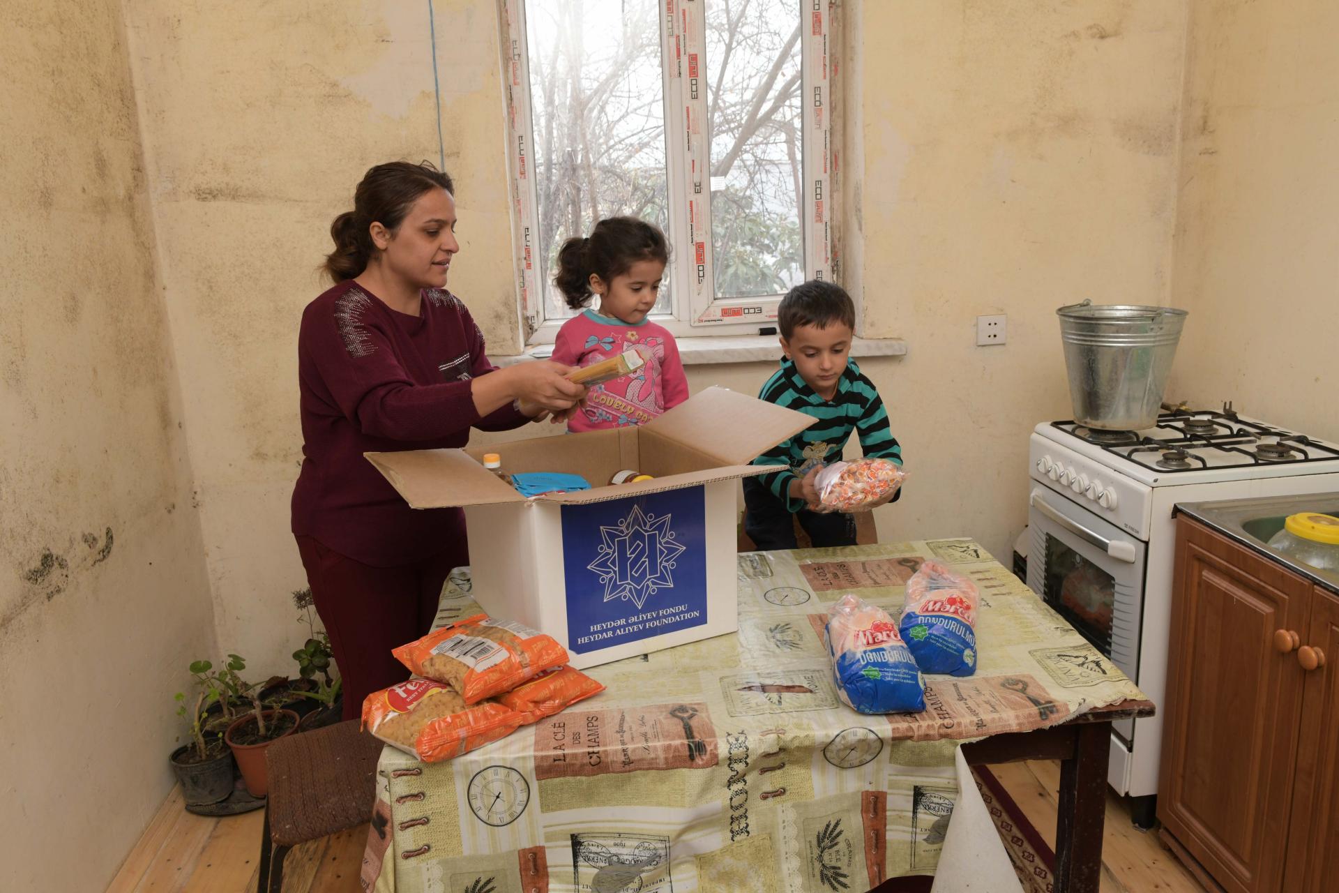 Heydər Əliyev Fondunun təşəbbüsü ilə aztəminatlı ailələrə bayram sovqatları verilir (FOTO)