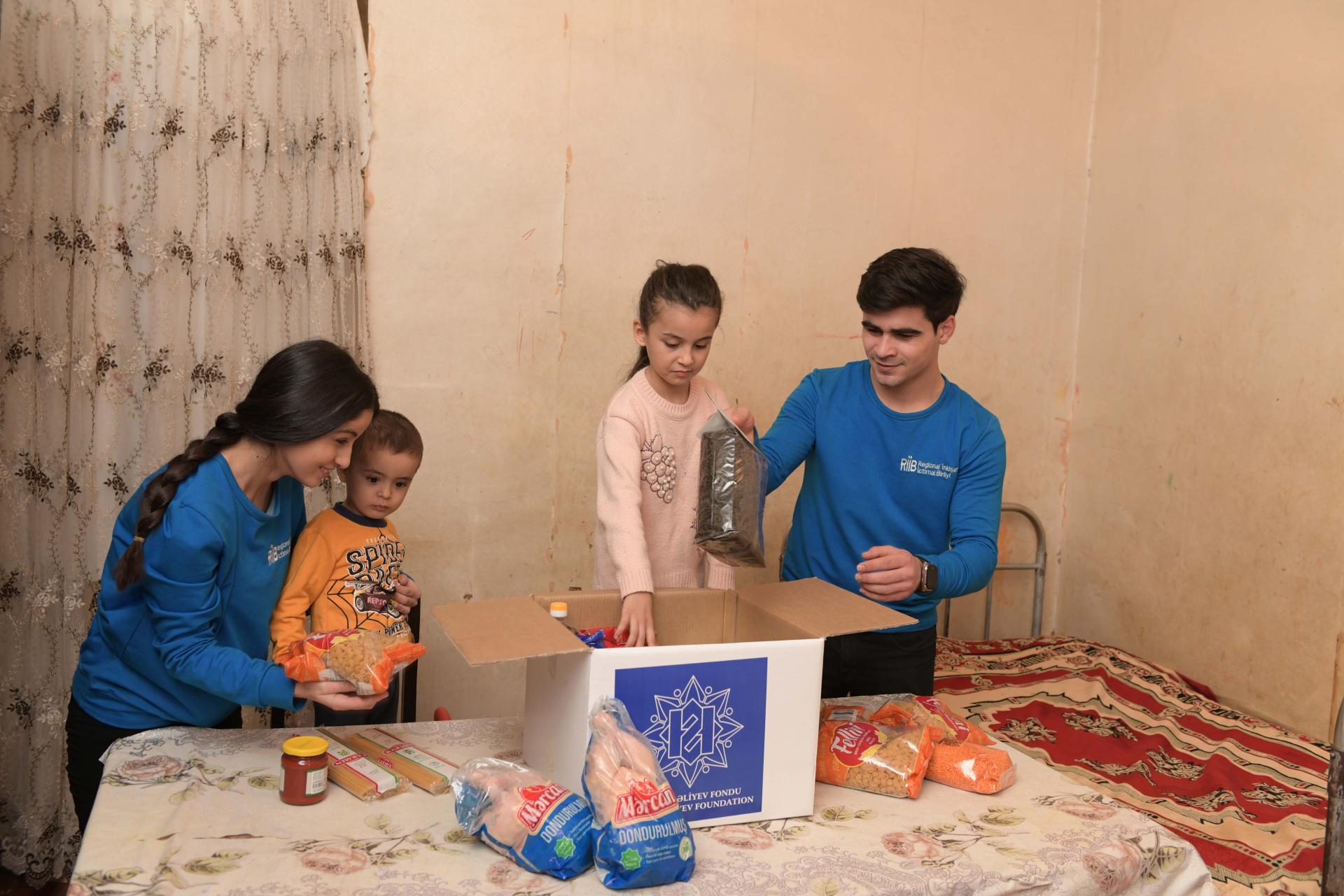 Heydər Əliyev Fondunun təşəbbüsü ilə aztəminatlı ailələrə bayram sovqatları verilir (FOTO)