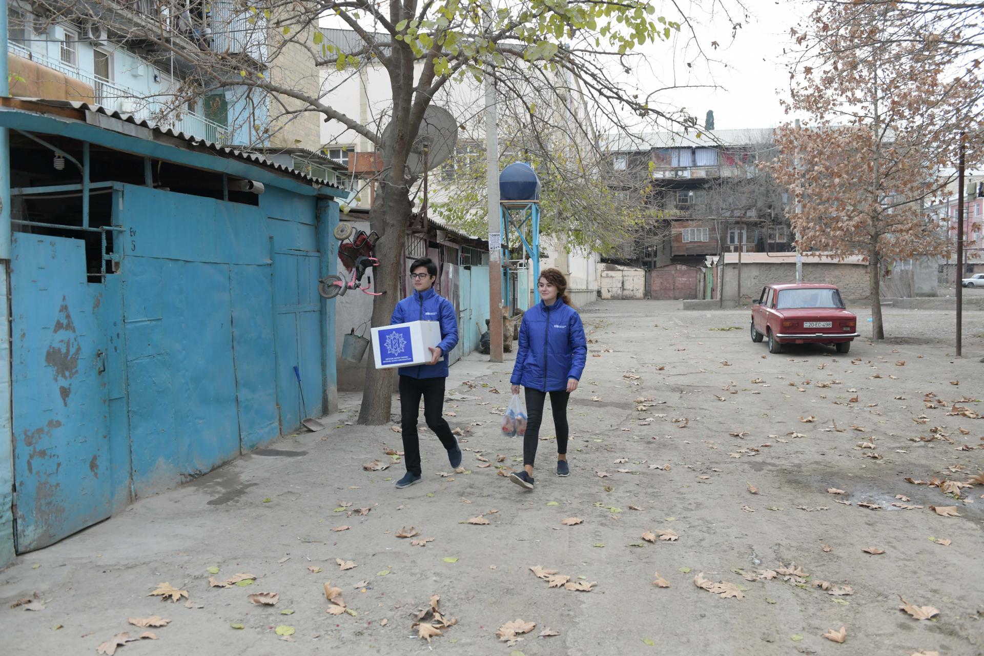 Heydər Əliyev Fondunun təşəbbüsü ilə aztəminatlı ailələrə bayram sovqatları verilir (FOTO)