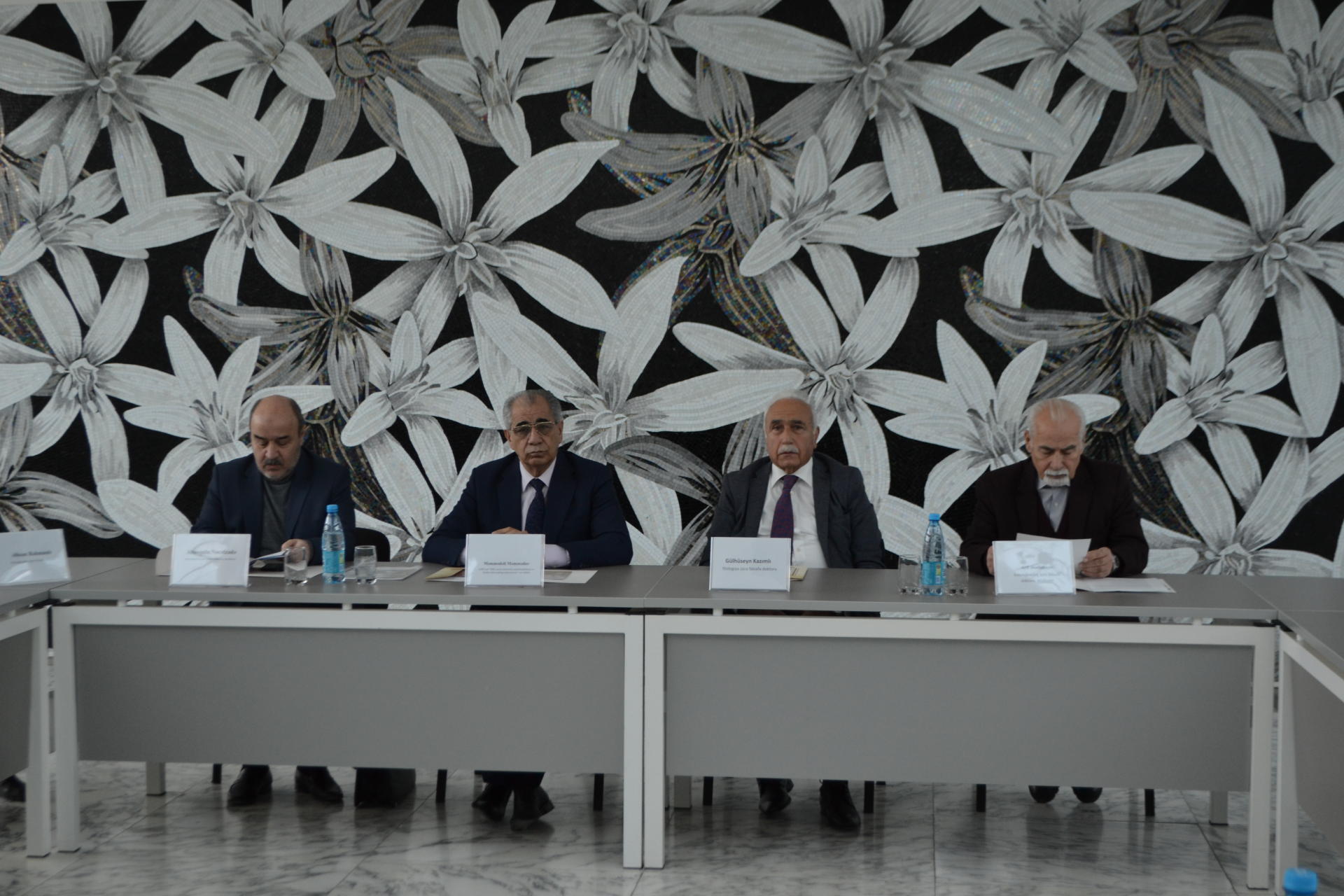 “Kamançanın əmsallarının, kamança ailəsinin və kamanlı alətlərin ölçü sistemlərinin təyin edilməsi” mövzusu müzakirə edilib (FOTO)