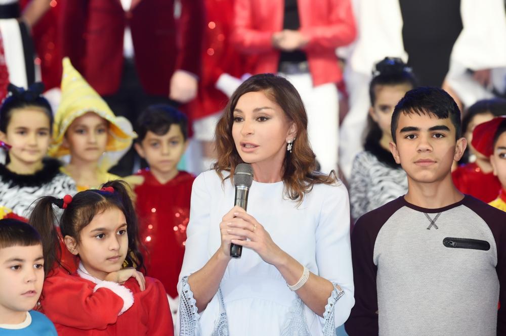 Birinci vitse-prezident Mehriban Əliyeva uşaqlar üçün təşkil olunan ənənəvi bayram şənliyində iştirak edib (FOTO)