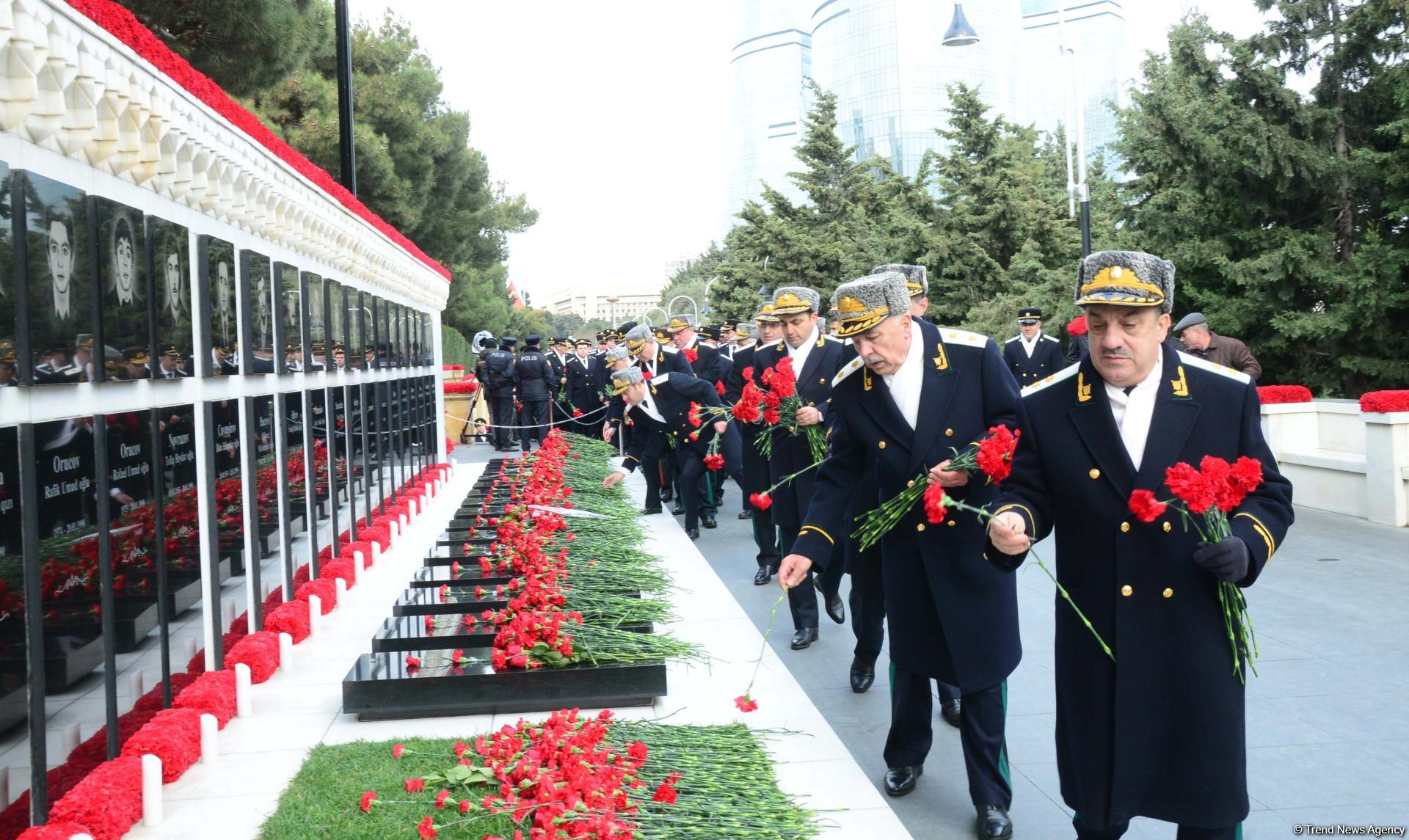 Azərbaycan ictimaiyyəti 20 Yanvar faciəsi qurbanlarının əziz xatirəsini yad edir (FOTO)