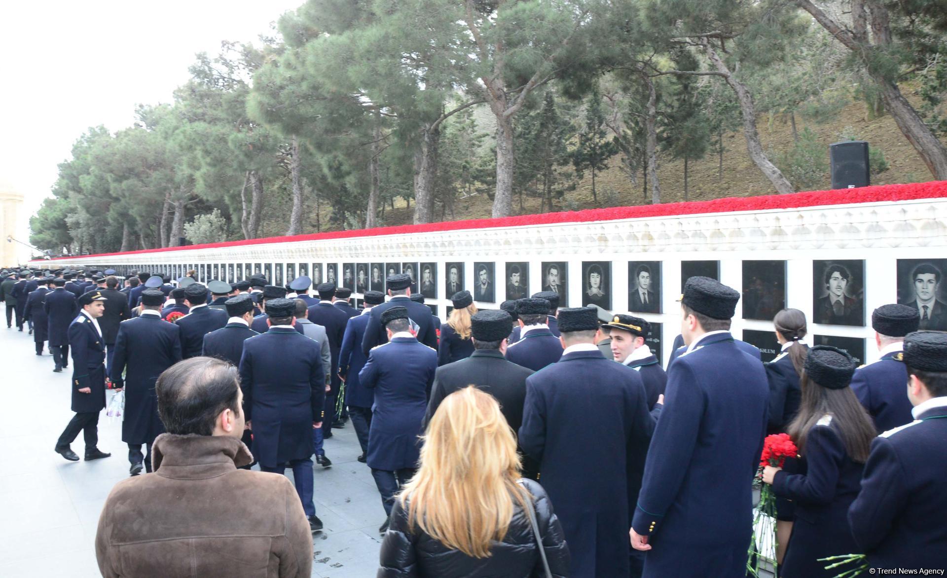 Azərbaycan ictimaiyyəti 20 Yanvar faciəsi qurbanlarının əziz xatirəsini yad edir (FOTO)