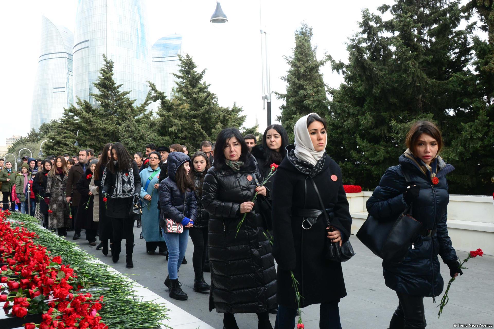 Azərbaycan ictimaiyyəti 20 Yanvar faciəsi qurbanlarının əziz xatirəsini yad edir (FOTO)