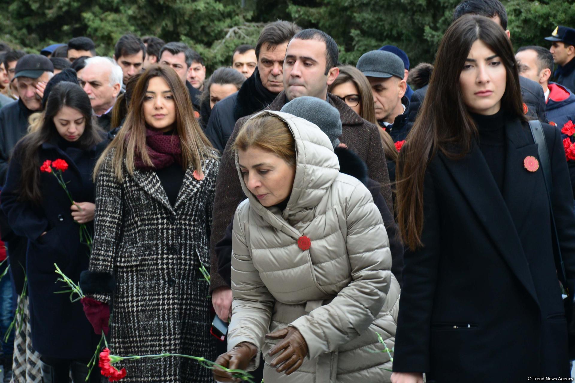 Azərbaycan ictimaiyyəti 20 Yanvar faciəsi qurbanlarının əziz xatirəsini yad edir (FOTO)