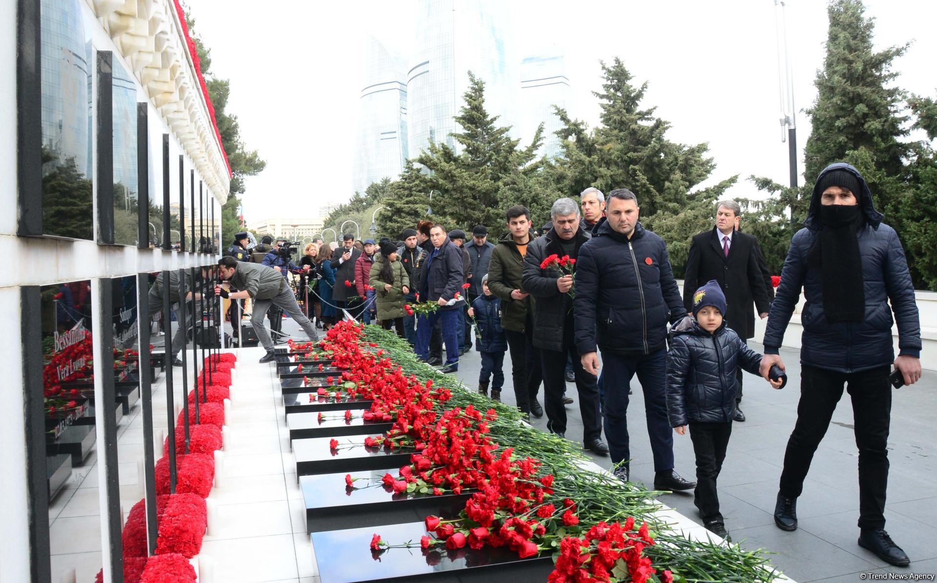 Azərbaycan ictimaiyyəti 20 Yanvar faciəsi qurbanlarının əziz xatirəsini yad edir (FOTO)