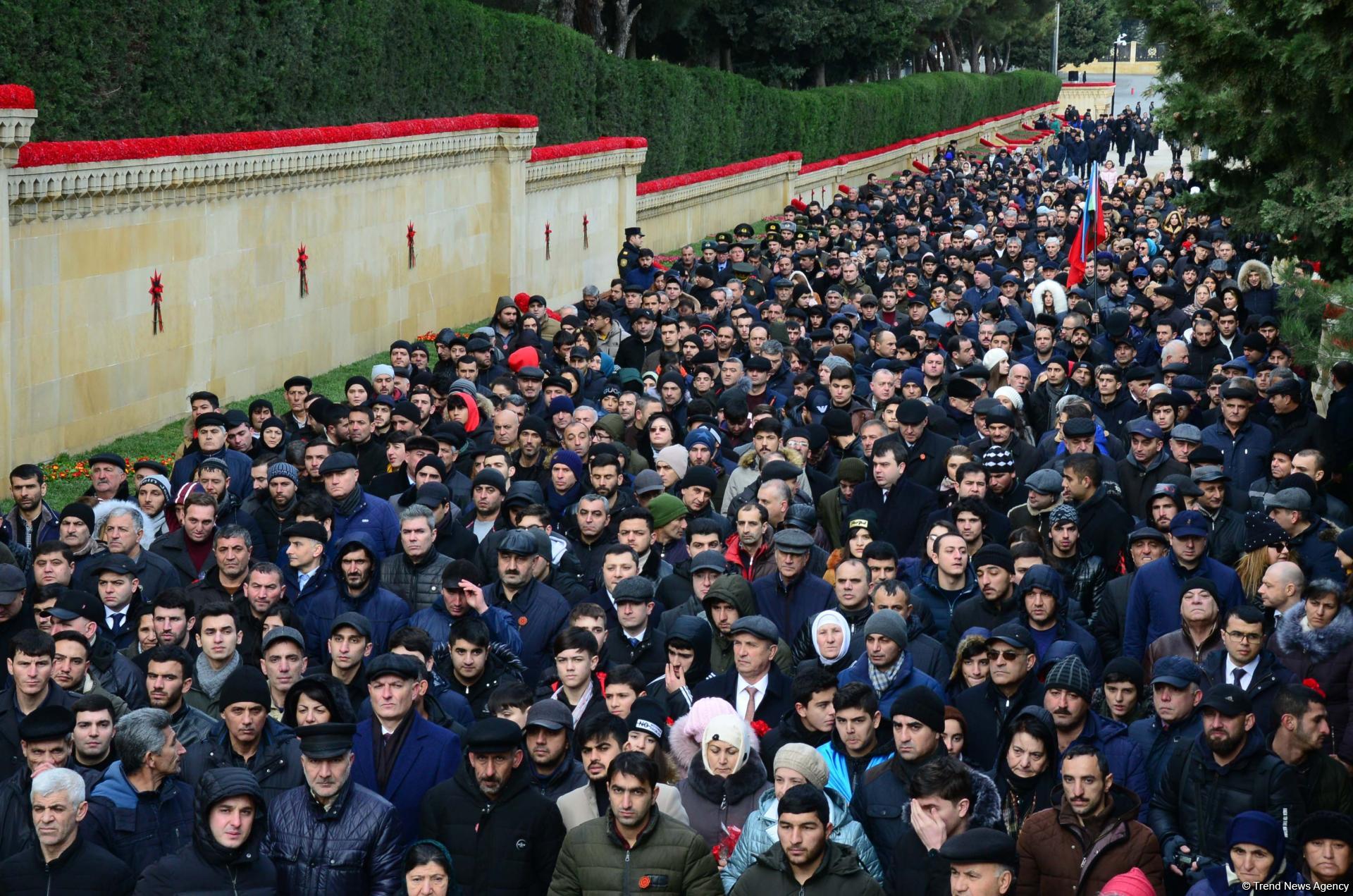 Azərbaycan ictimaiyyəti 20 Yanvar faciəsi qurbanlarının əziz xatirəsini yad edir (FOTO)