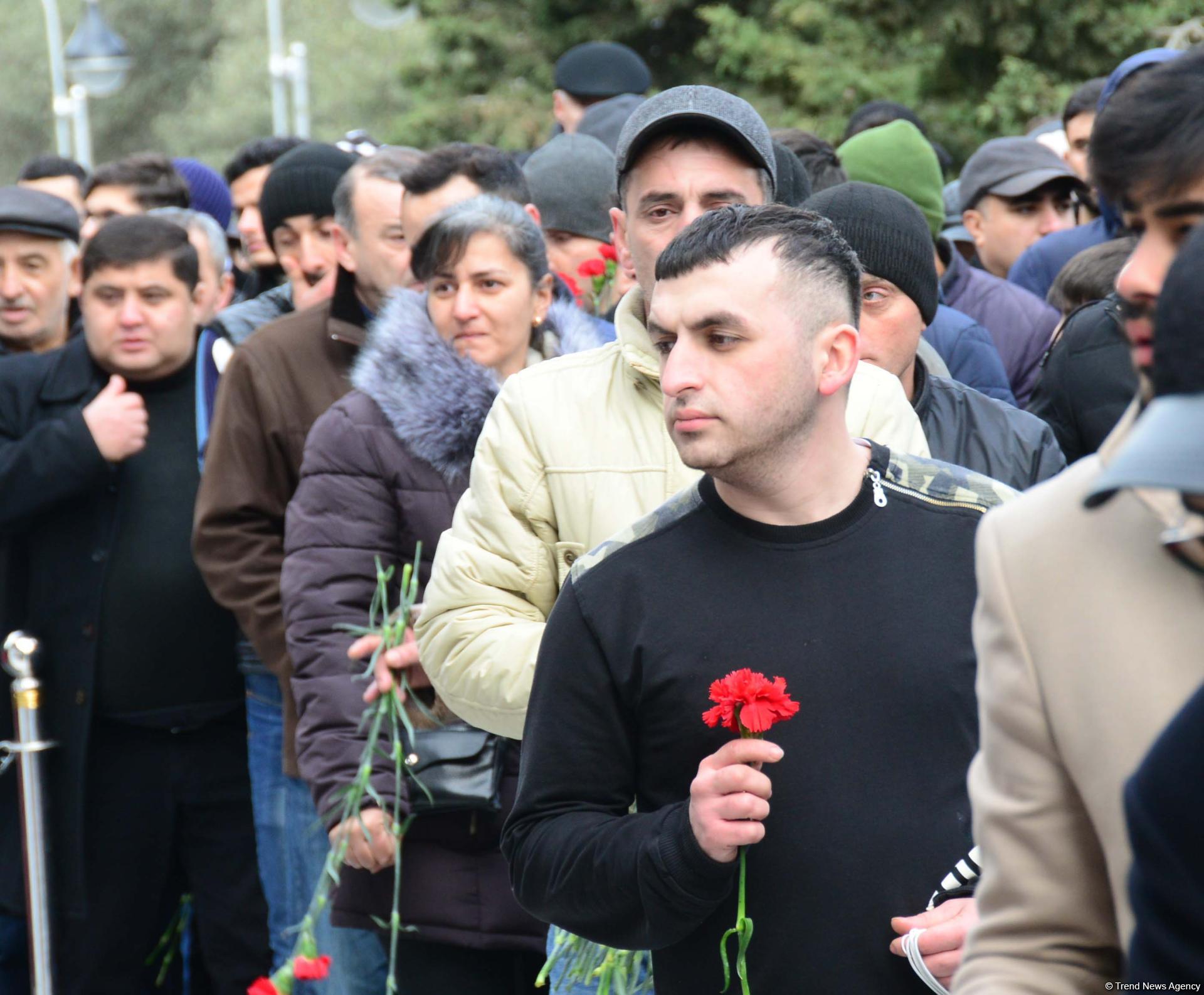 Azərbaycan ictimaiyyəti 20 Yanvar faciəsi qurbanlarının əziz xatirəsini yad edir (FOTO)