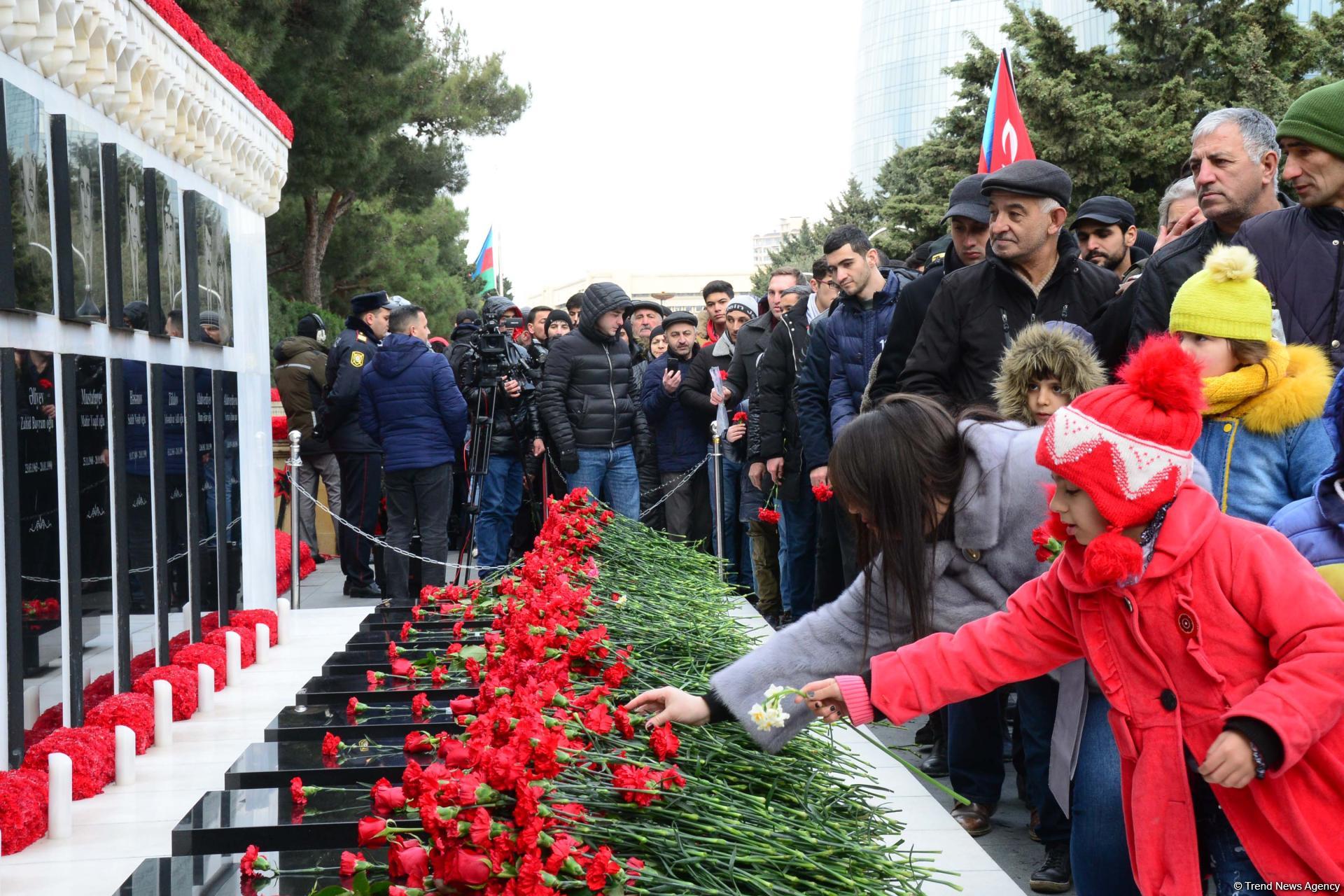 Azərbaycan ictimaiyyəti 20 Yanvar faciəsi qurbanlarının əziz xatirəsini yad edir (FOTO)