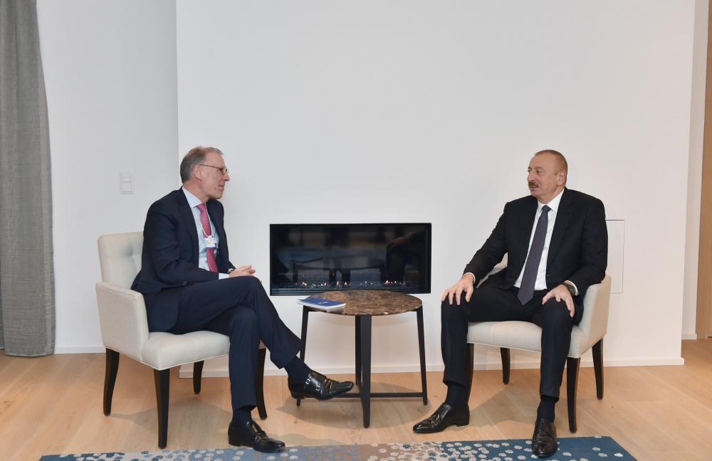 Prezident İlham Əliyev Davosda “Carlsberg Group” şirkətinin baş icraçı direktoru Cees’t Hart ilə görüşüb (FOTO)