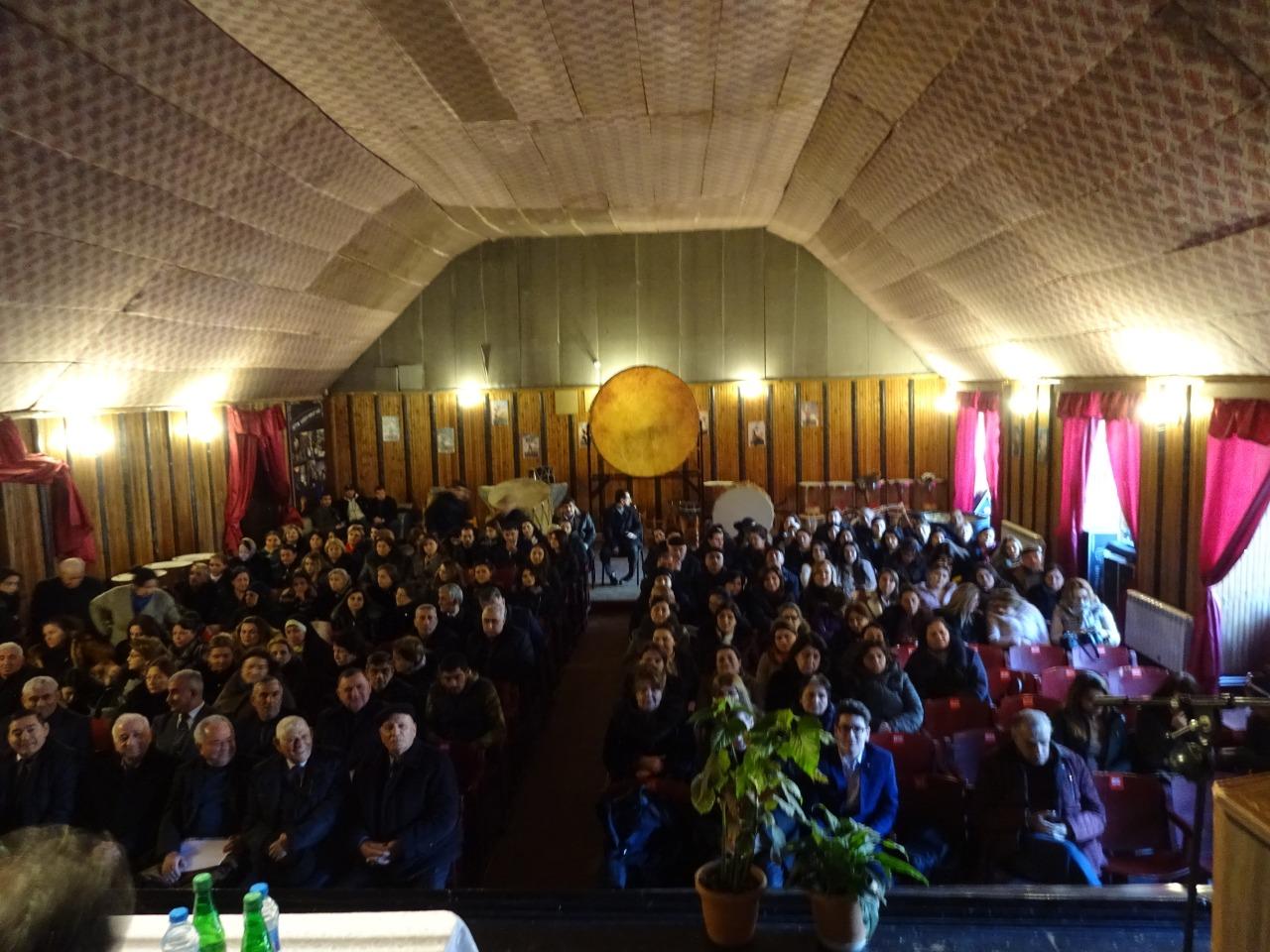 Bəxtiyar Əliyev seçicilərlə görüşlərini davam etdirir (FOTO)