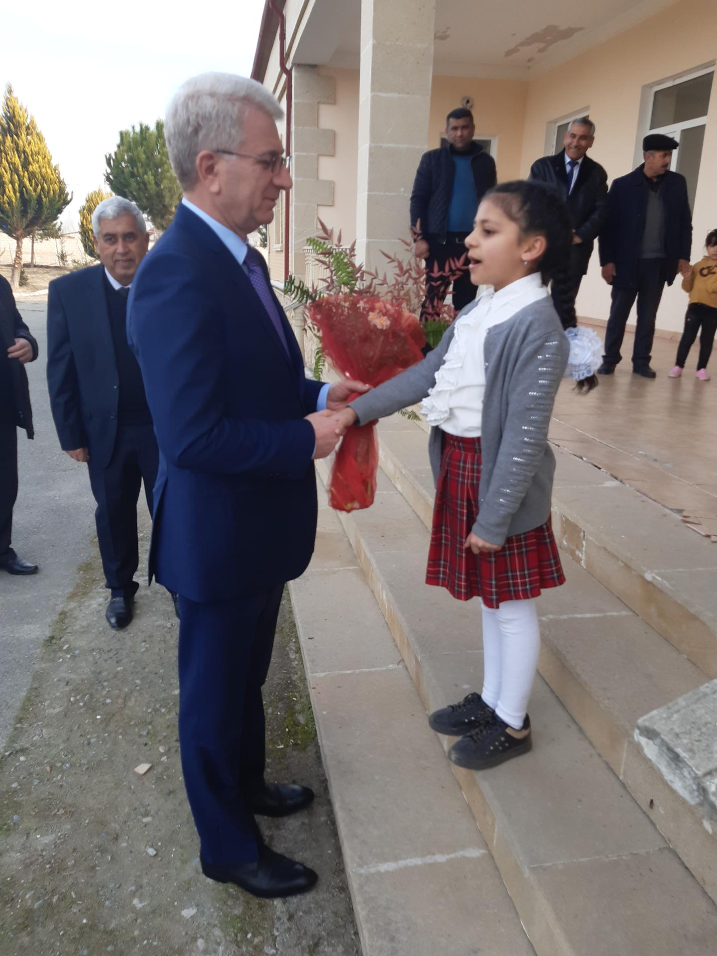 Bəxtiyar Əliyev seçicilərlə görüşlərini davam etdirir (FOTO)